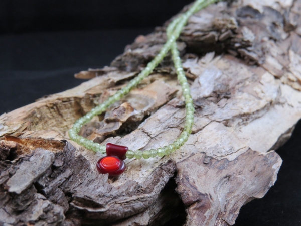 Glasperle rotes Amulett mit Peridot