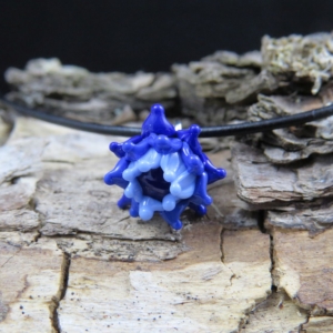Blaue Blüte mit Antilopenlederband