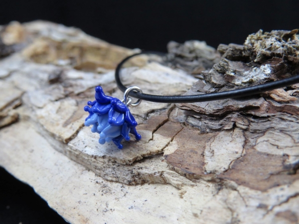 Blaue Blüte mit Antilopenlederband