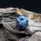 Blau weiße Implosionsblüte mit versilbertem Stahlseil
